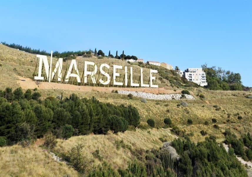 Siège social Marseille - Vue des quartiers nord avec lettre géante L'Adresse